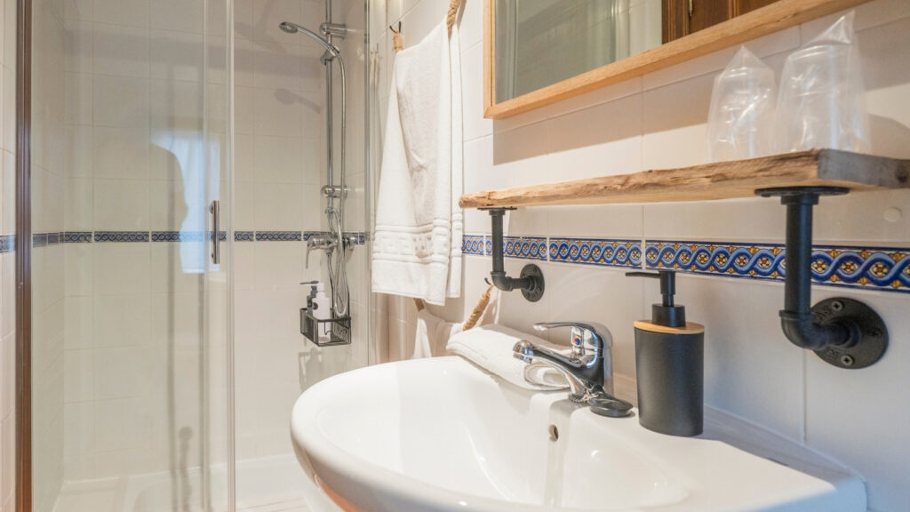 Baño de una de las habitaciones dobles de Casa Rural La Morucha