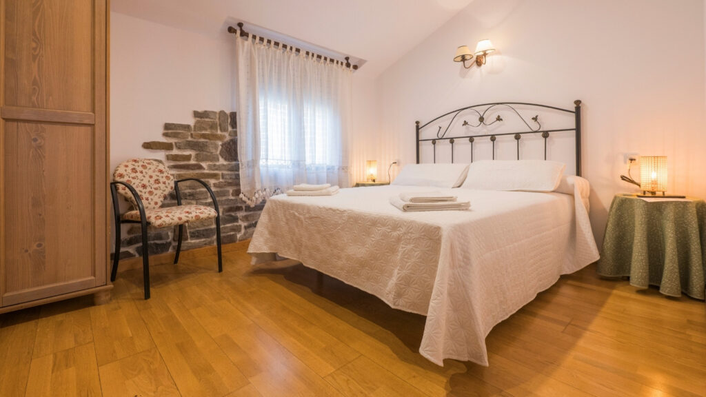 Luminosa habitación doble con cama de matrimonio en Casa Rural La Morucha