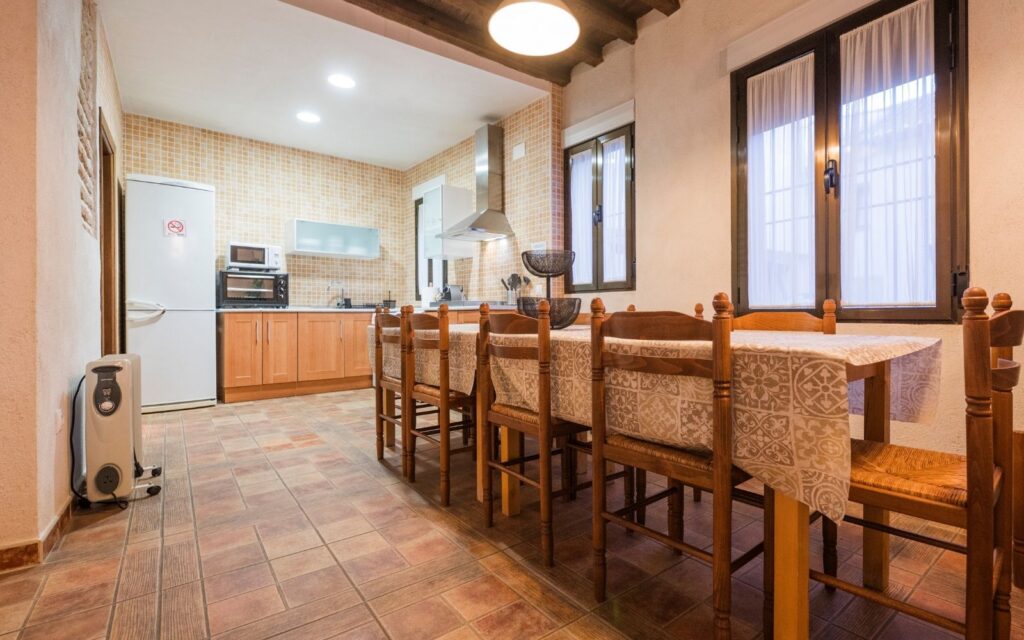 Amplia cocina con mesa y menaje para 12 personas en Casa Rural La Morucha