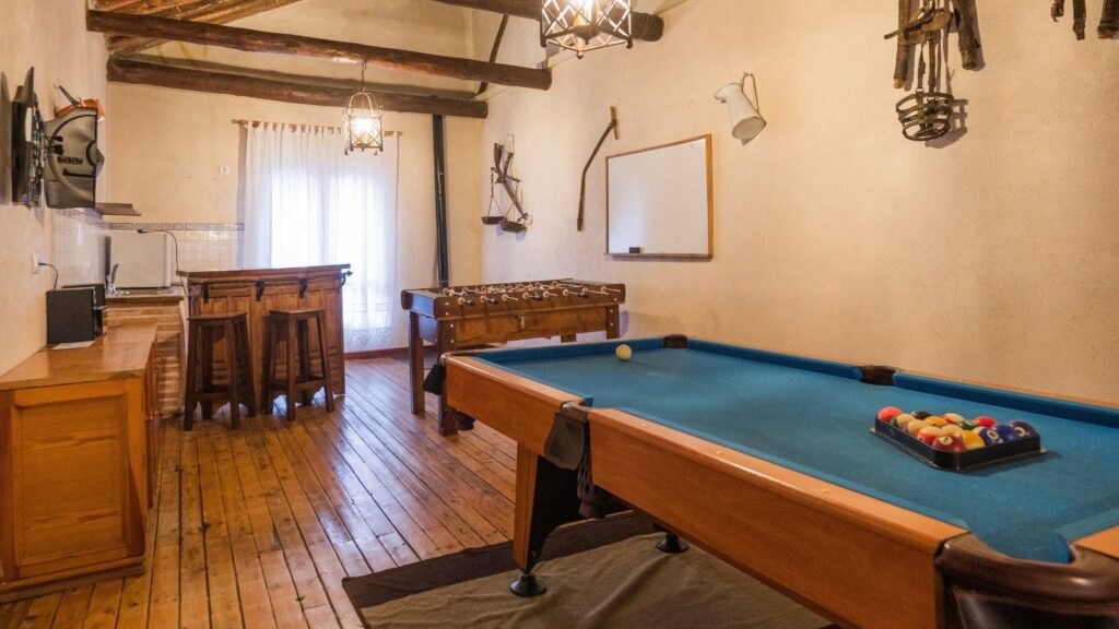 Sala de juegos en Casa Rural La Morucha, con billar, futbolín, dardos y mesa de cartas y juegos.